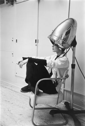beautiful photography photos - Mark Shaw - LIFE 1953 - Audrey Hepburn_hairdryer.jpg